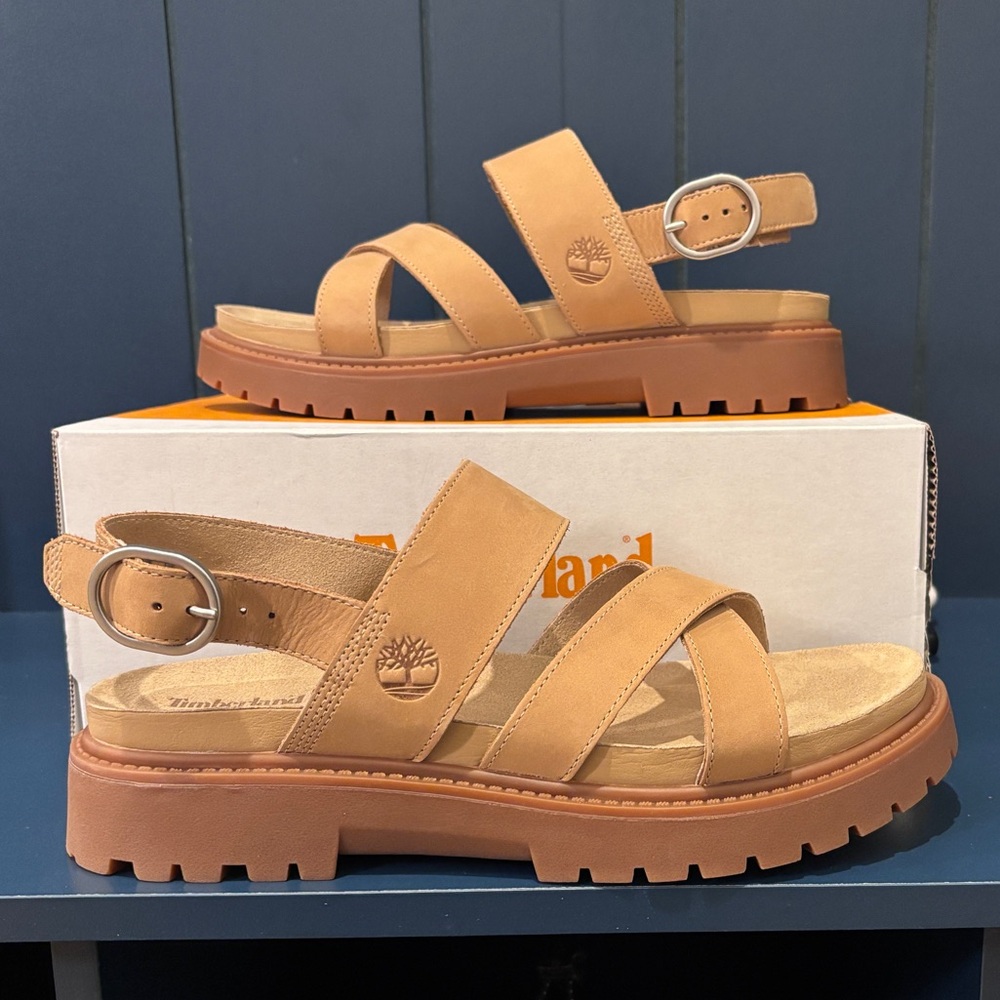 New n’Box Timberland W’s Sz 9.5 Clairemont Way CrsStrap Sandal Med Beige Nubuck - Picture 2 of 9